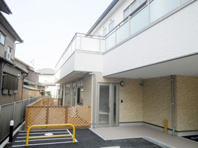 クリーンな外観の建物 外観 整った外観の建物にはバリアフリーの工夫もされており、快適な環境が作られています。明るく開放感のある入り口は、訪れる方々を温かく迎え入れます。