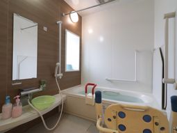 安全な手すり付き浴室