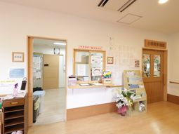 明るい受付と掲示物