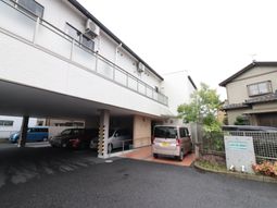 白い建物と駐車スペース