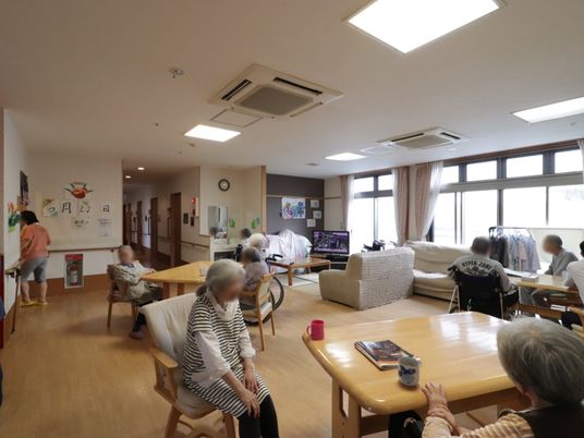 共同リビングの日常風景