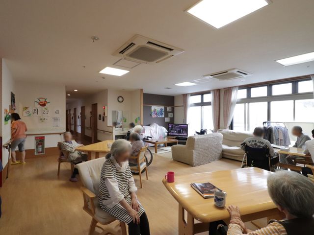 共同リビングの日常風景