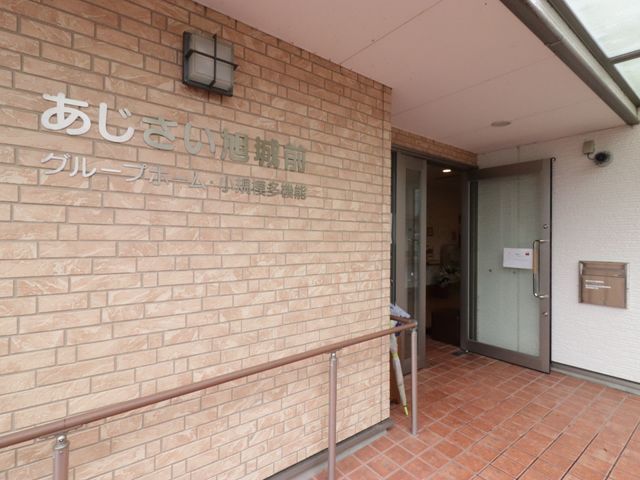 エントランスの壁とドア エントランス 温かみのある壁のデザインが歓迎してくれる入口です。手すりも設置され、安心してご利用いただける構造になっています。