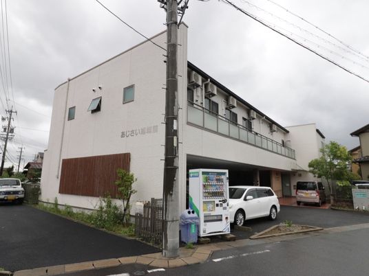 シンプルな外観の建物