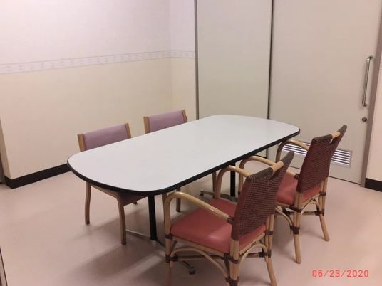 4人掛けの会議室  