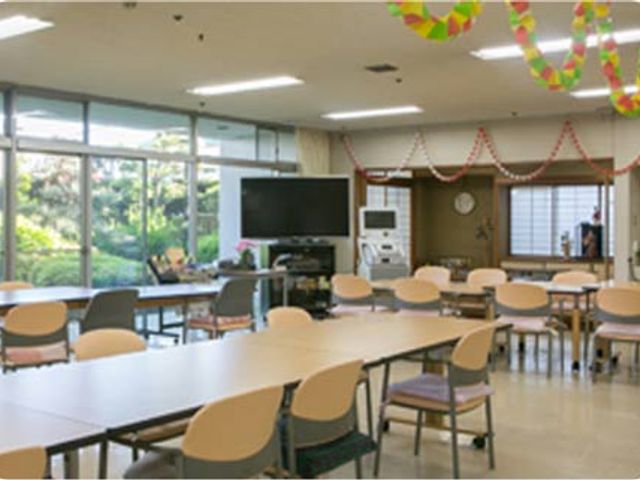 広々としたラウンジ ラウンジ 自然光がたっぷり入るラウンジでは、ゆったりとした時間を過ごすことができます。お茶やテレビ鑑賞を楽しむのに最適です。