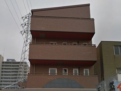 赤茶色の建物の外観