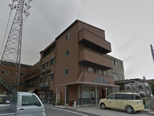 多階層建築の外観 外観 落ち着いた色合いの外壁が印象的な建物です。エントランスには広々としたアプローチがあり、来訪者を温かく迎えています。