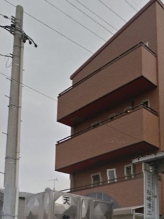 茶色い建物の外観