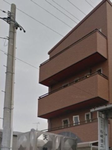 茶色い建物の外観 外観 落ち着いた色合いの建物は、周囲の環境に調和しており、訪れる方々を温かくお迎えします。