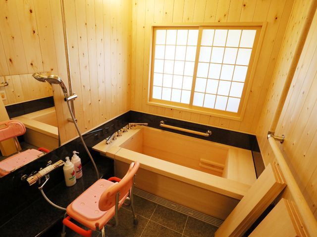 木目調の温かい浴室 ひのき風呂 天窓から光が差し込む清潔感のあふれる浴室で、のんびりと寛げる空間です。