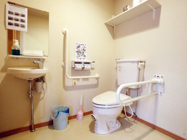 バリアフリー対応トイレ トイレ 安全な支援を考えた設計のトイレです。手すりやスペースの配慮があり、安心してご使用いただけます。