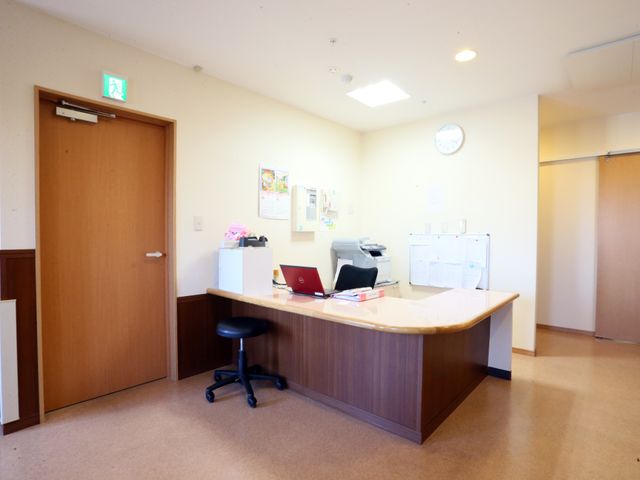 明るいフロントの様子 カウンター 整理された受付カウンターには、必要な設備が備わっており、業務を進める環境も整っています。快適な空間でお仕事ができると思います。