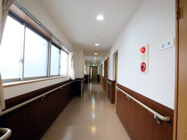 広々とした明るい廊下 廊下 手すりが設置された清潔感あふれる廊下です。スタッフと利用者の円滑な移動を支える環境が整っています。