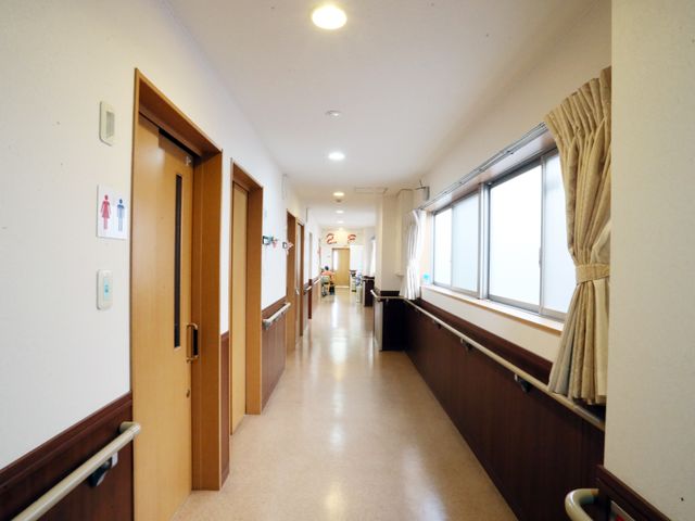 明るく広い廊下 廊下 光が差し込む清潔な廊下です。手すりが付いており、安全にお過ごしいただける環境を整えています。