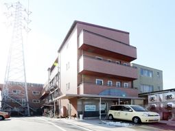 多階層の建物の外観