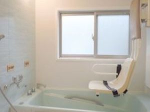 浴室の入浴補助椅子付き浴槽  