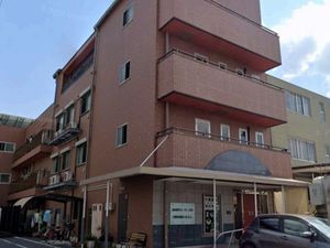 赤茶色の建物外観  