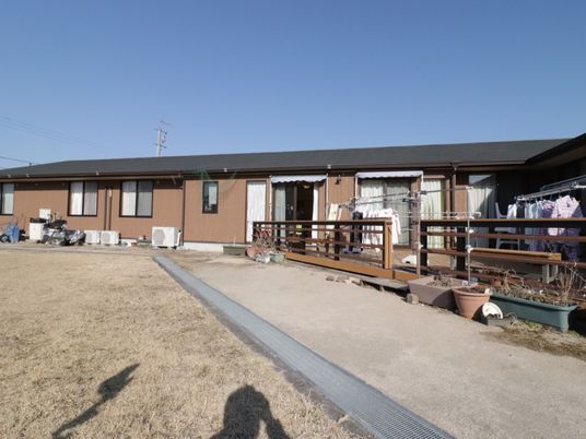 広々とした施設の外観