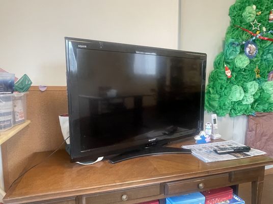 テレビと装飾品の室内