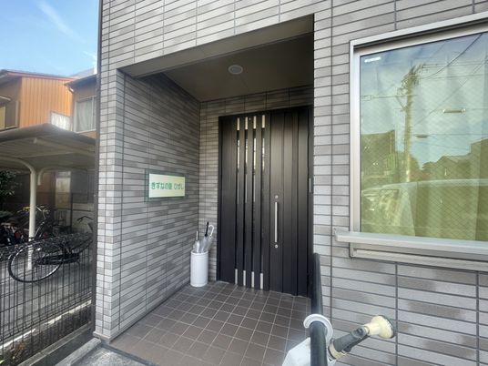 シンプルな建物の外観