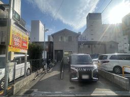 駐車スペースと建物
