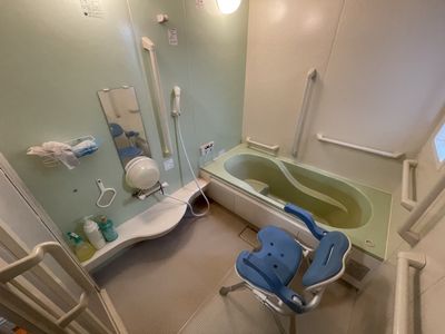 安全設備のある浴室