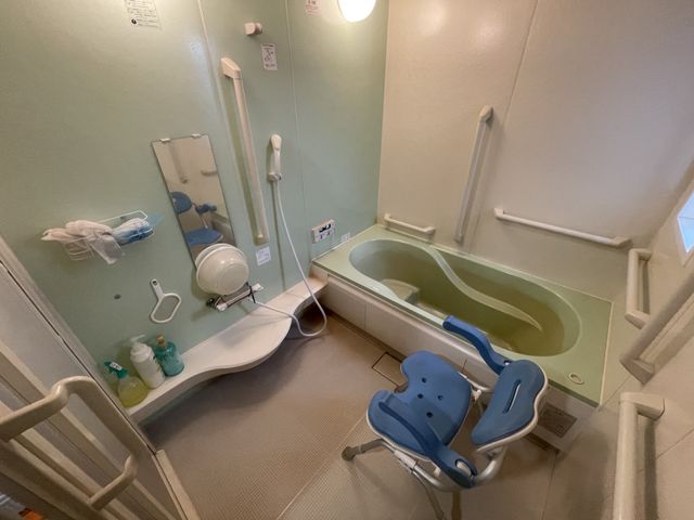 安全設備のある浴室 浴室 手すりが充実した安全に配慮された浴室で、入浴時の安心感があります。広々とした空間で使いやすい配置です。