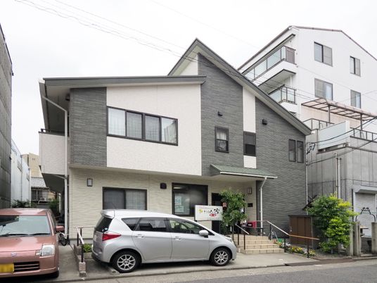 外観の建物とエントランス