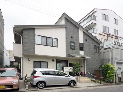外観の建物とエントランス