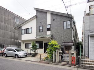 街中の落ち着いた外観