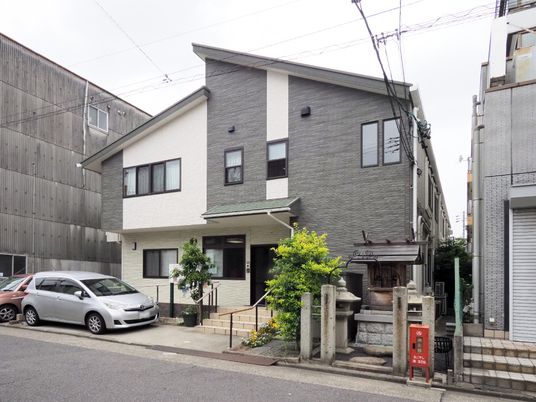 街中の落ち着いた外観