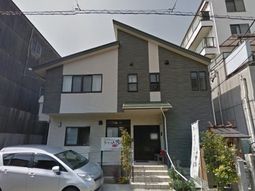 白とグレーの外壁の建物