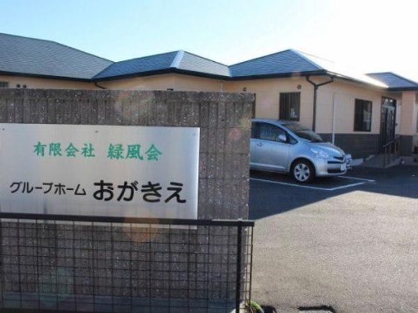 施設前看板と駐車場
