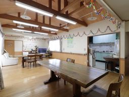 木目調の広い共有スペース