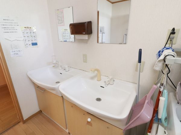 清潔な洗面台2つ