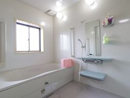 明るい洗面所の風景