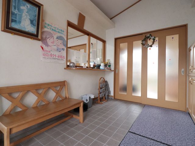 明るいエントランスの風景 玄関 清潔感のあるエントランスです。待合のベンチで心地よい時間を過ごせる空間が広がっています。