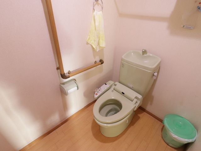 手すり付きトイレ空間 トイレ 安全に配慮されたトイレには、手すりが設置されており、どなたでも快適にご利用いただけます。