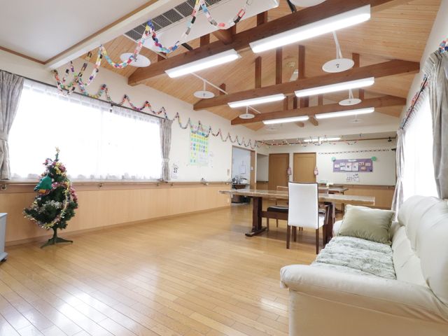 木目調の温かみのある居室 リビング 季節の飾り付けを施した、家庭的な雰囲気のゆったりとした居室です。憩いの時間を大切にする、明るい共有スペースがあります。