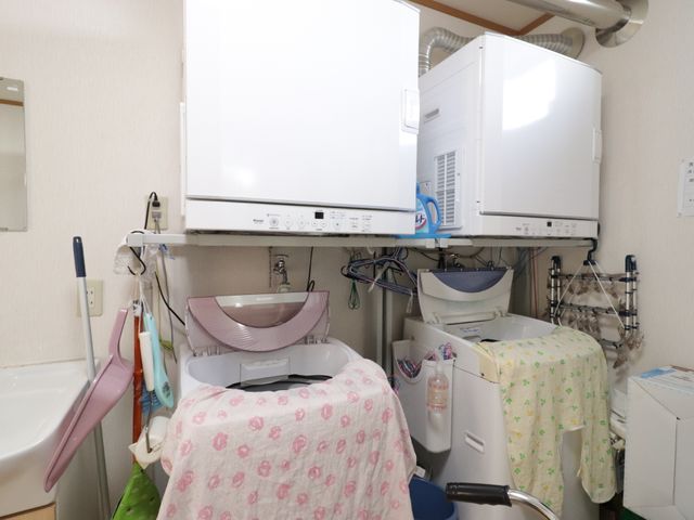 整頓された洗濯室 ランドリールーム 清潔を保つための設備が整った洗濯室です。日々の生活で大切な衣類のお手入れを支援します。