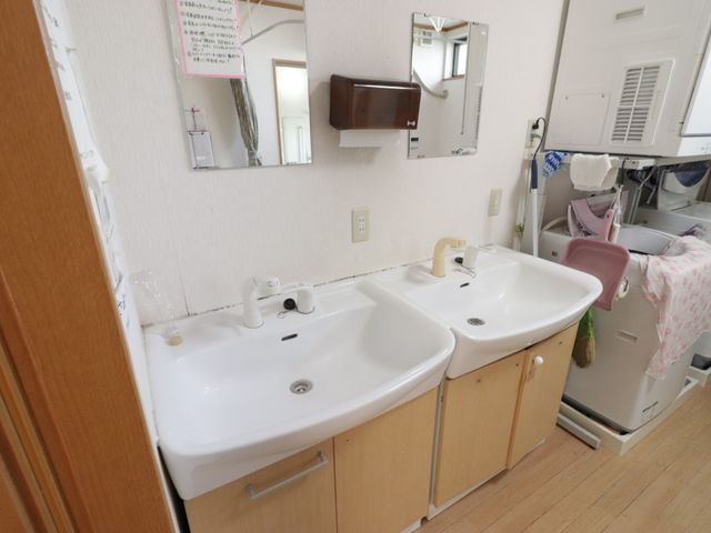 清潔な洗面台二つ並設 ランドリールーム 二つの洗面台が設けられ、快適な身支度が行えます。スッキリと整理された空間です。