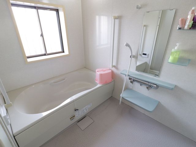 介護用設備付き浴室 浴室 手すりや座席など、安全に配慮された洗練された浴室です。清潔感があり、快適な入浴をサポートしています。