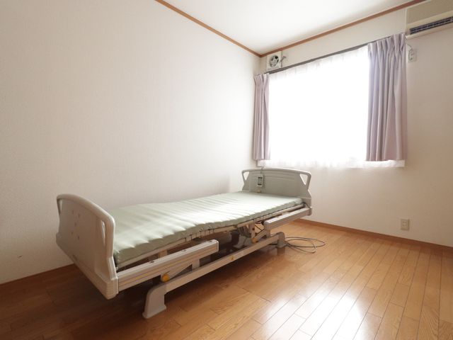 快適な居室の一角 居室 日当たりの良い居室です。必要な設備が整い、快適な個人空間が確保されております。