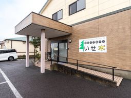 エントランスの明るい建物