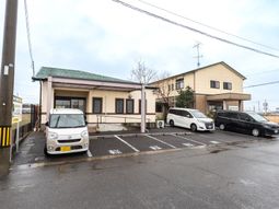 駐車場付き一階建て建物