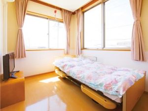 明るい居室のベッド  