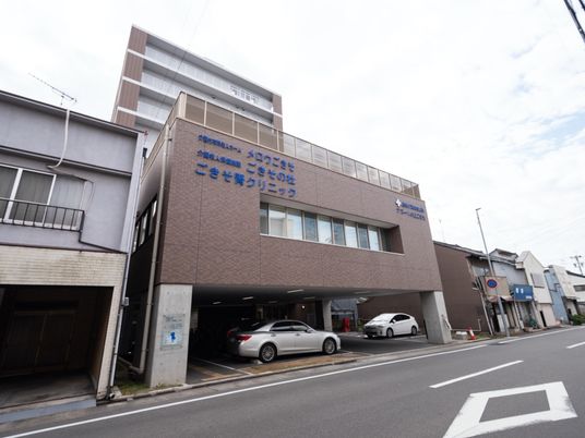 茶色の建物の外観
