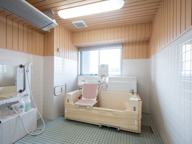 清潔な浴室の一角 浴室 窓から光が差し込む明るい環境で、安全に配慮されたユニットバスです。