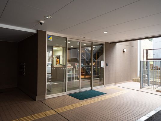 明るいエントランスの風景